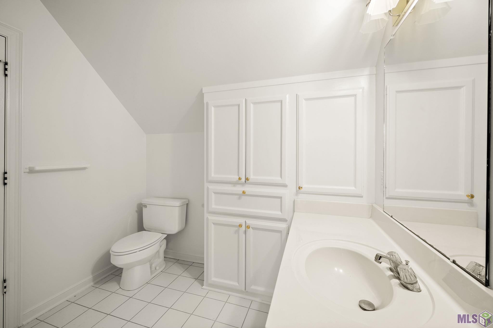 5515 North Pointer Court Baton Rouge, LA 70808 - Photo 37 of 47 Upstairs En-Suite Bath