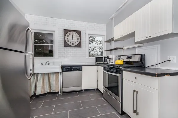 $4,800 | 584 Centre Street, Unit 2, Boston, MA 02130