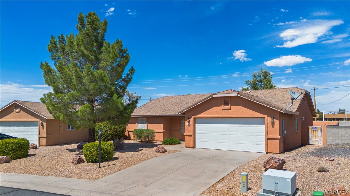 2158 Ranch Road Kingman, AZ 86401 - Photo 42 of 48 a view of a house with a yard