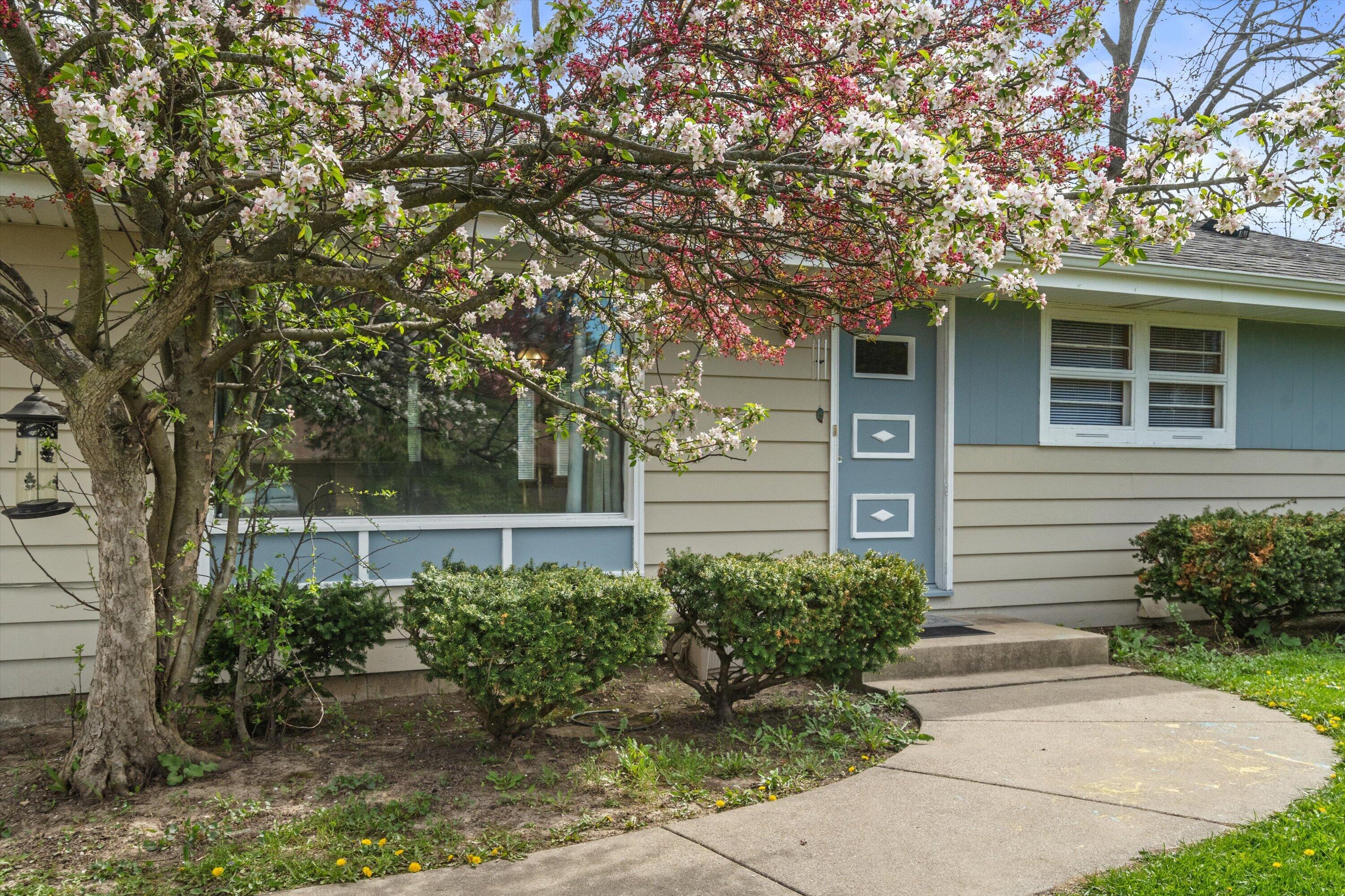 5427 West Spring Lane Milwaukee, WI 53223 - Photo 2 of 32 09-DSC03464