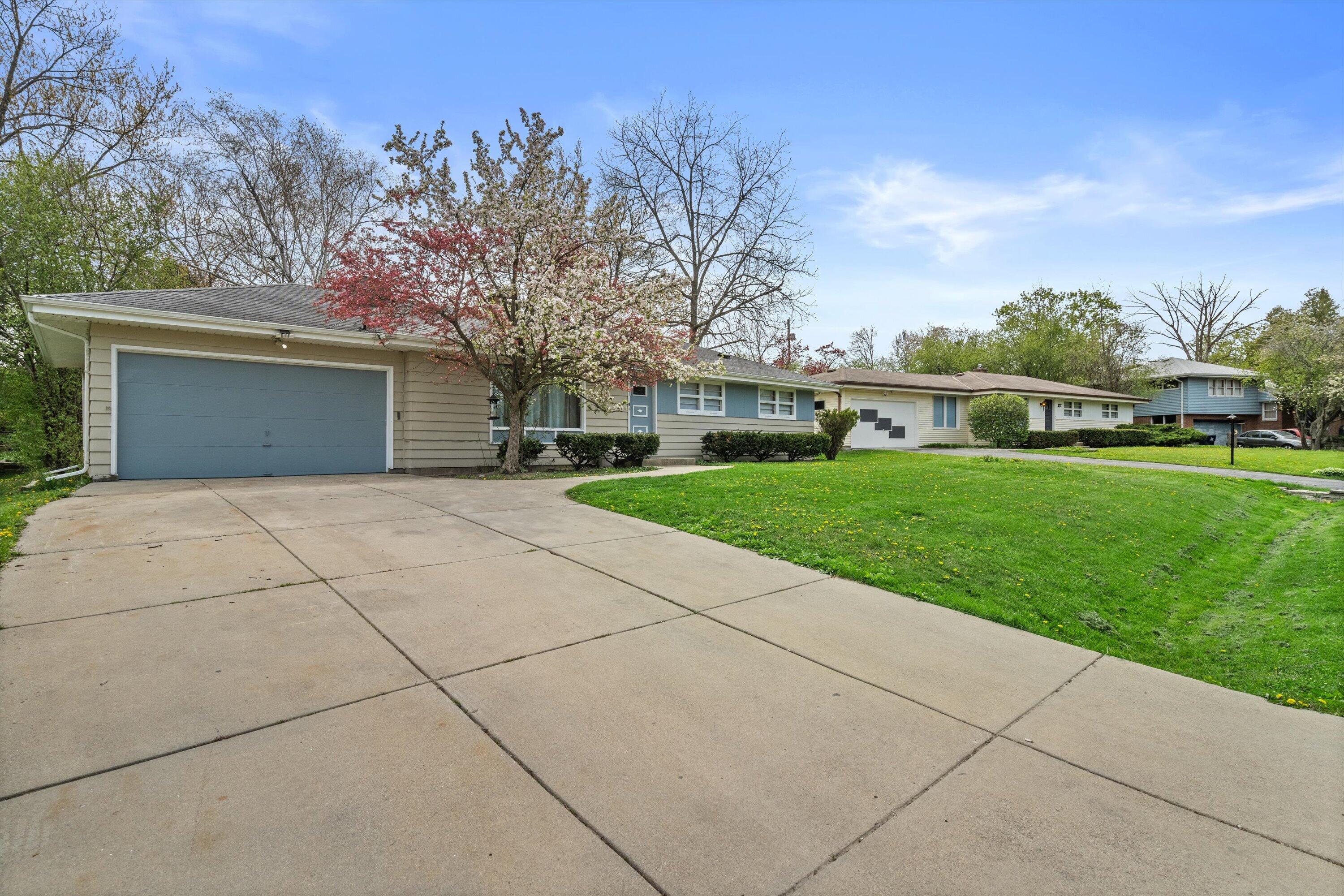 5427 West Spring Lane Milwaukee, WI 53223 - Photo 3 of 32 02-DSC03412
