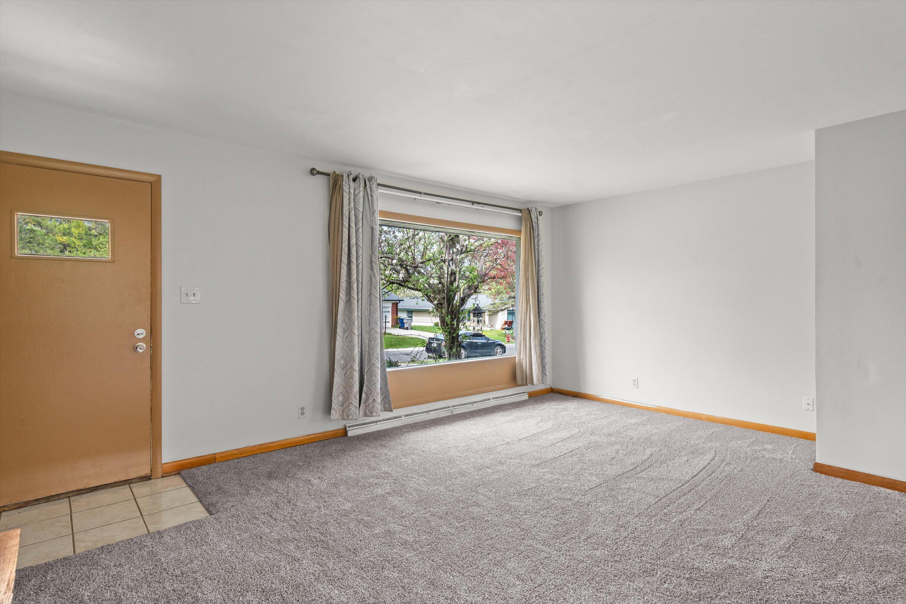 5427 West Spring Lane Milwaukee, WI 53223 - Photo 4 of 32 25-DSC03559