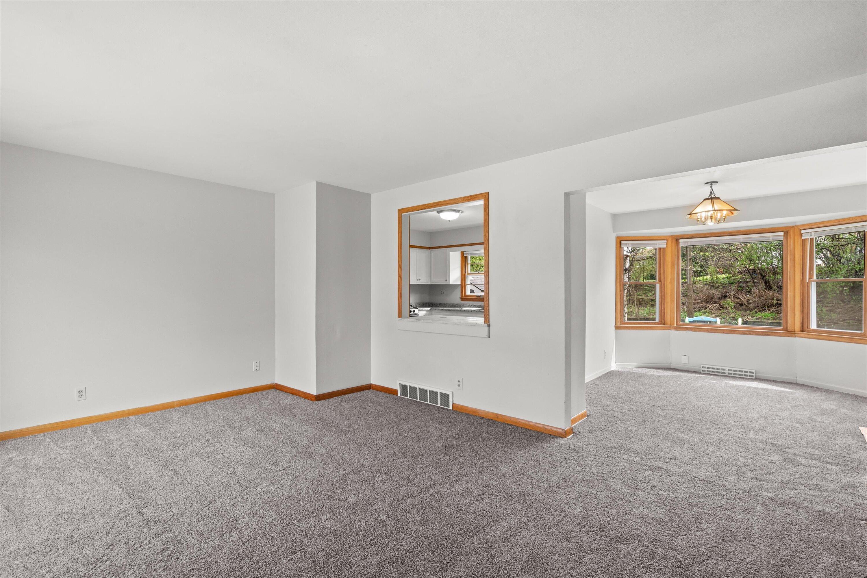 5427 West Spring Lane Milwaukee, WI 53223 - Photo 5 of 32 27-DSC03572