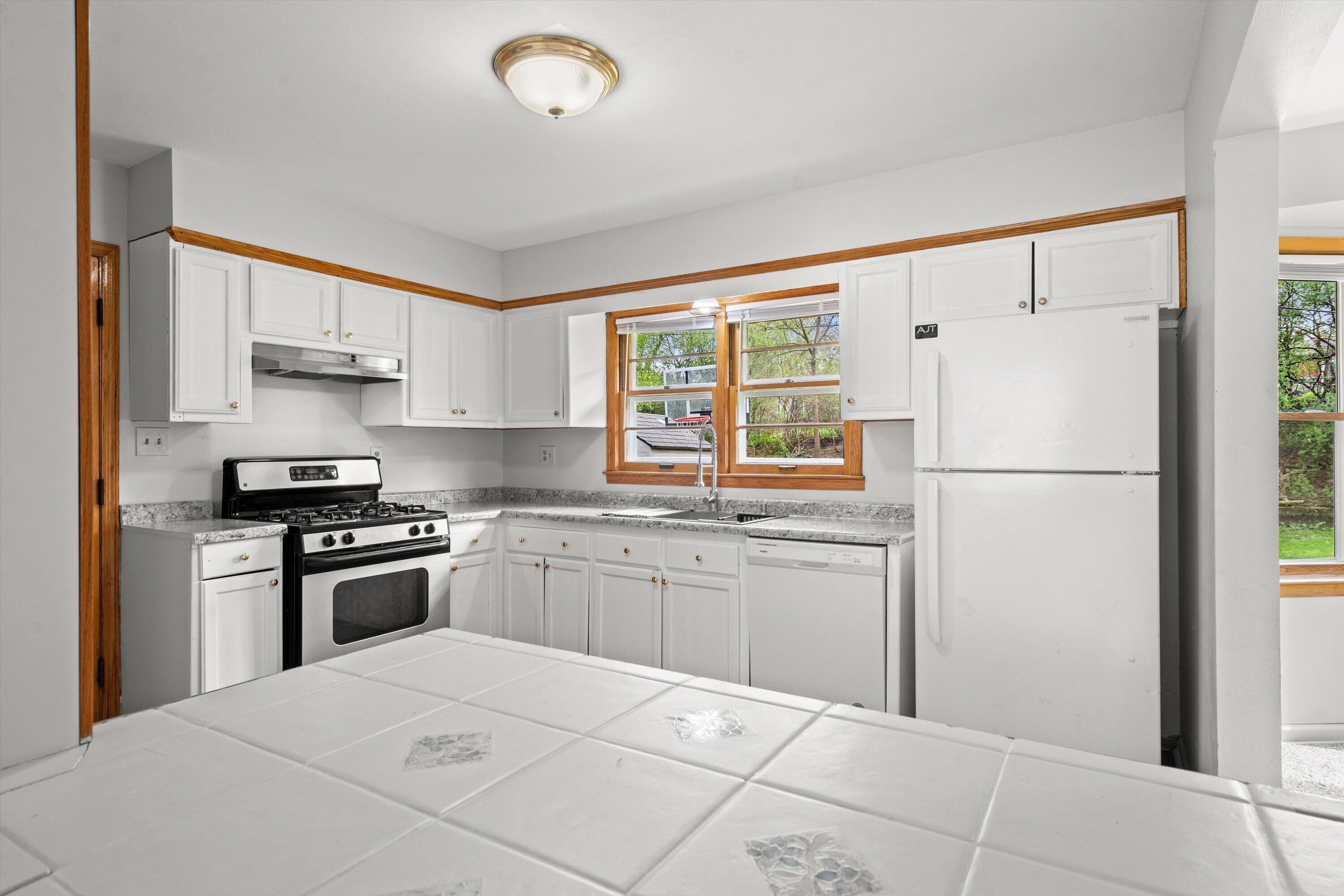 5427 West Spring Lane Milwaukee, WI 53223 - Photo 9 of 32 28-DSC03584