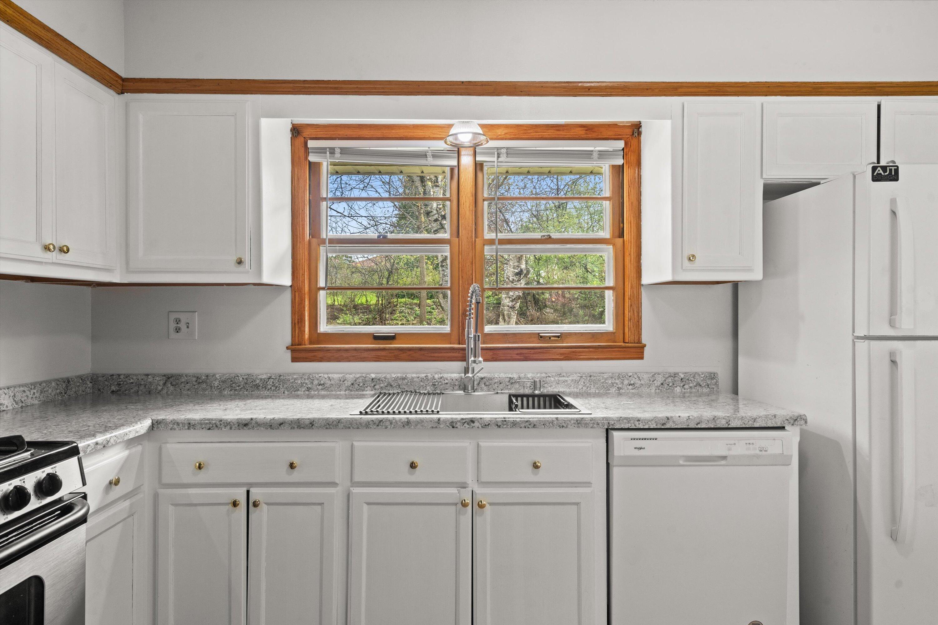 5427 West Spring Lane Milwaukee, WI 53223 - Photo 10 of 32 21-DSC03536