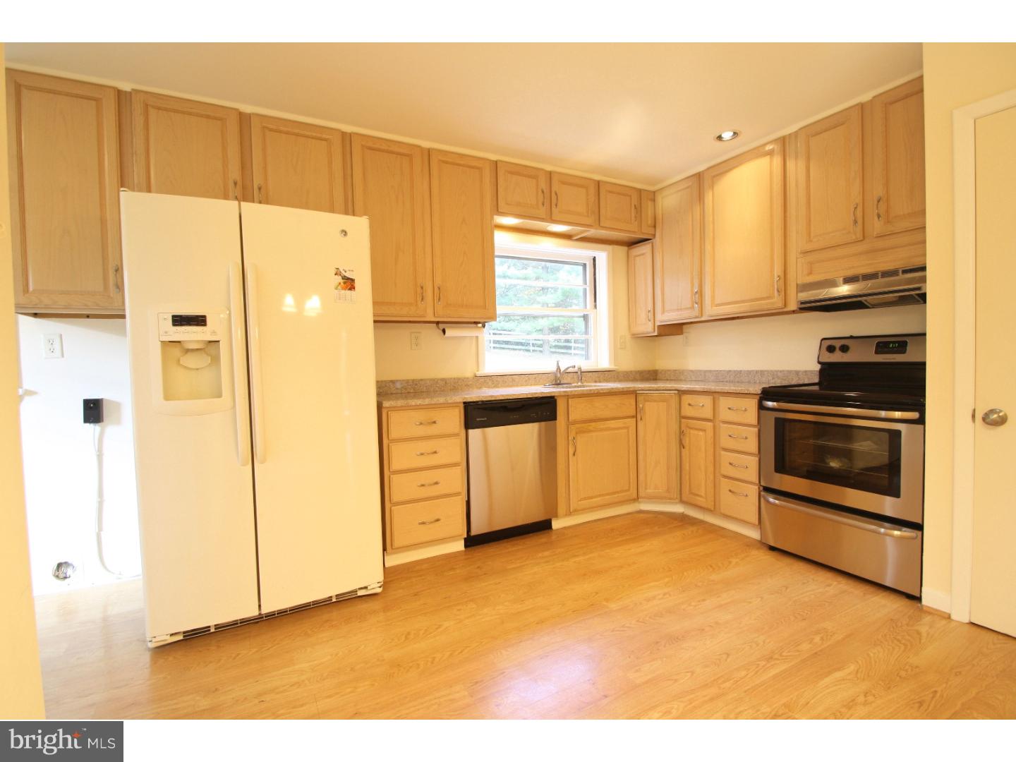 9015 Pine Road Philadelphia, PA 19115 - Photo 21 of 25 Kitchen