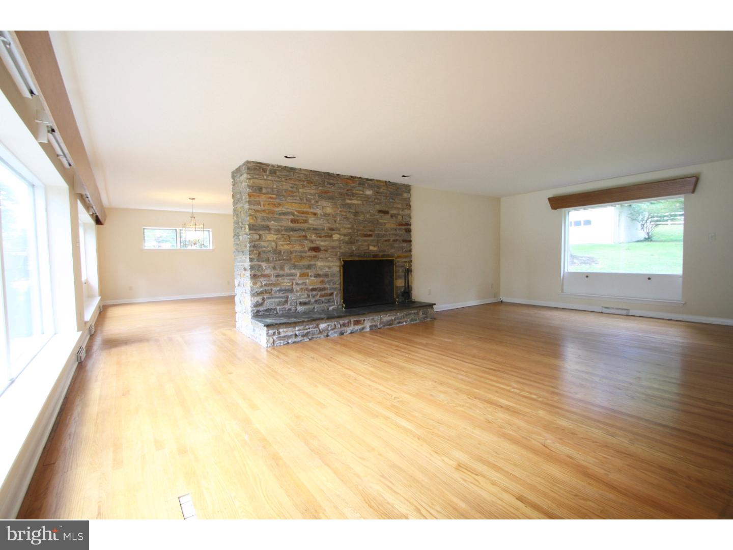 9015 Pine Road Philadelphia, PA 19115 - Photo 4 of 25 Living Room
