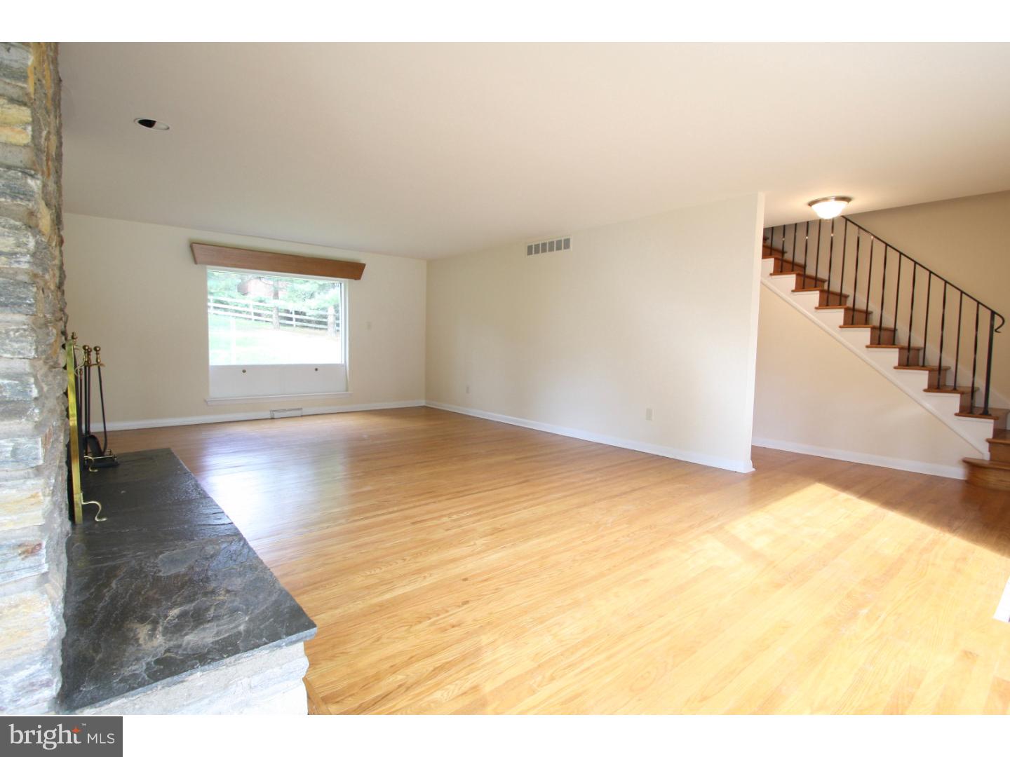 9015 Pine Road Philadelphia, PA 19115 - Photo 5 of 25 Living Room