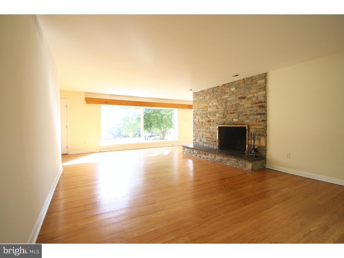 9015 Pine Road Philadelphia, PA 19115 - Photo 6 of 25 Living Room