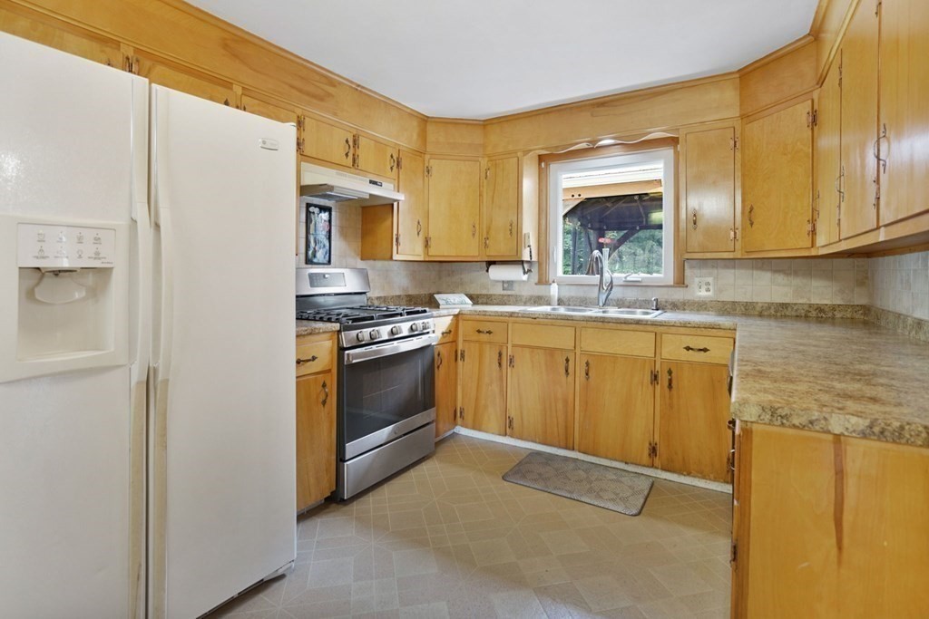 7 Rice Drive Wilbraham, MA 01095 - Photo 4 of 39 Gallery Image 4