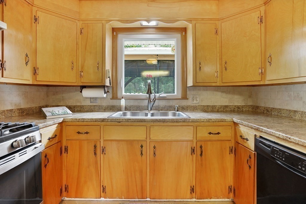7 Rice Drive Wilbraham, MA 01095 - Photo 5 of 39 Gallery Image 5