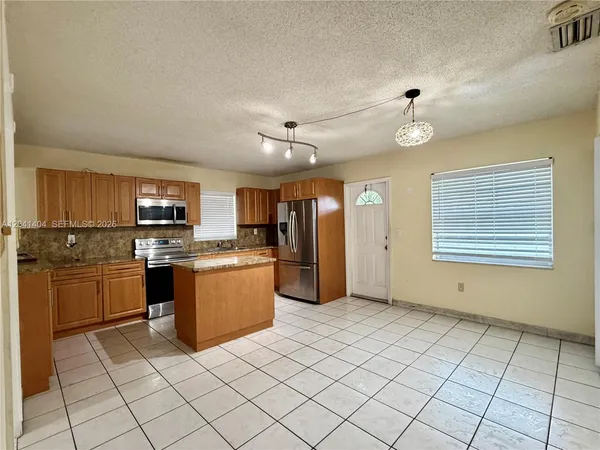 $3,700 | 913 Northwest 22nd Place, Miami, FL 33125