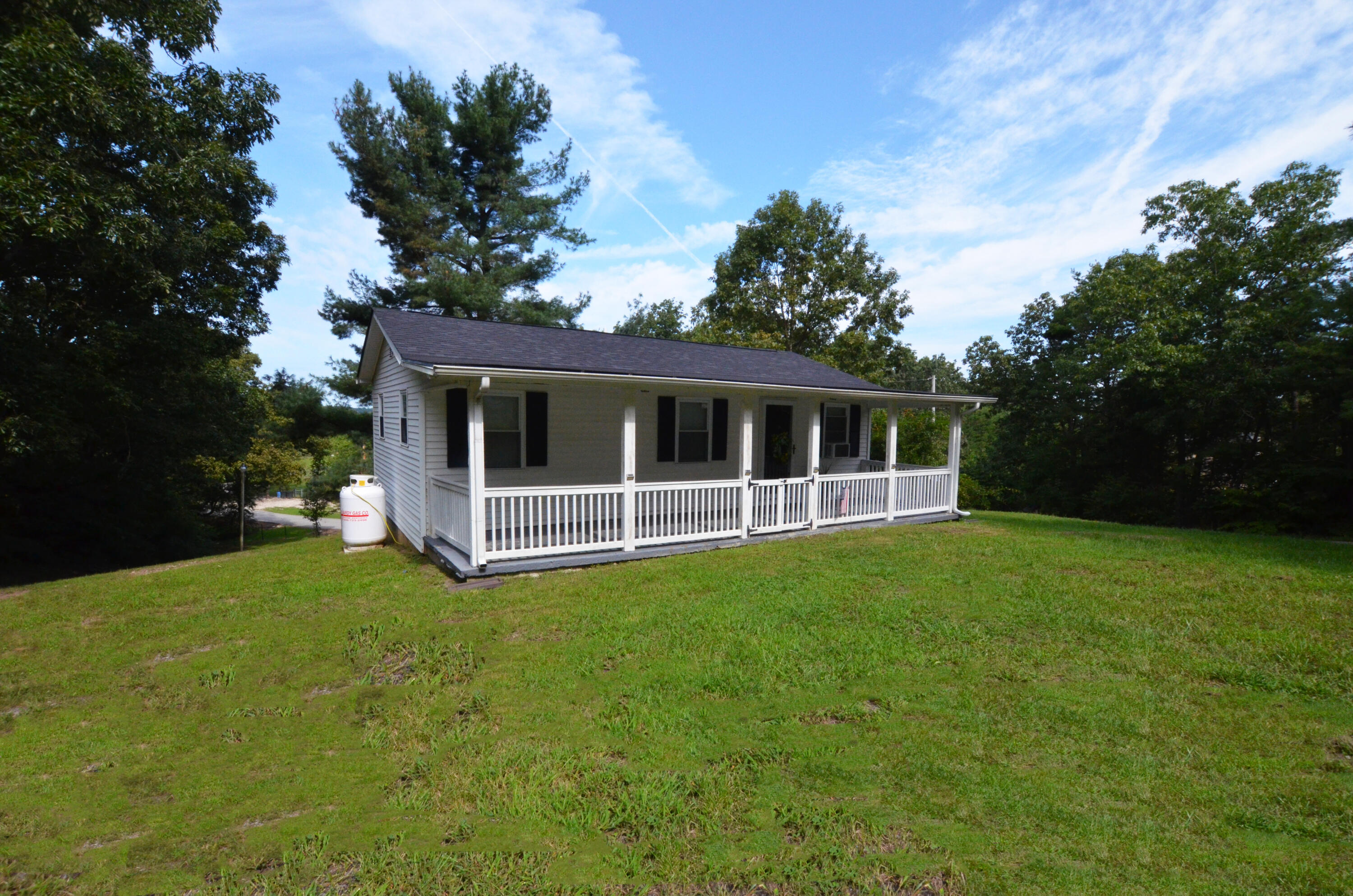 1605 Racetrack Road Irvine, KY 40336 - Photo 1 of 23 Front porch!
