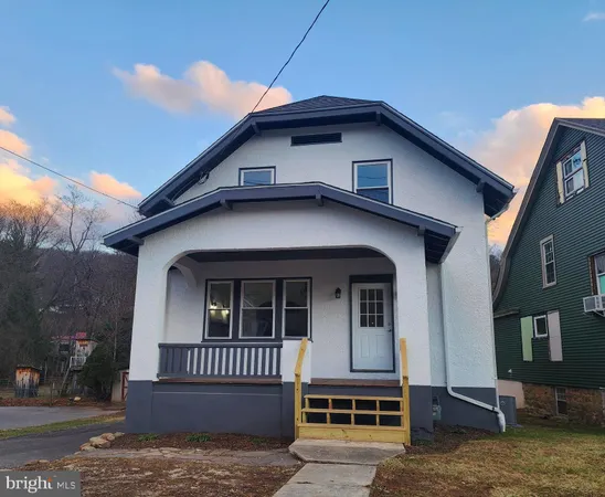 a view of house with a yard