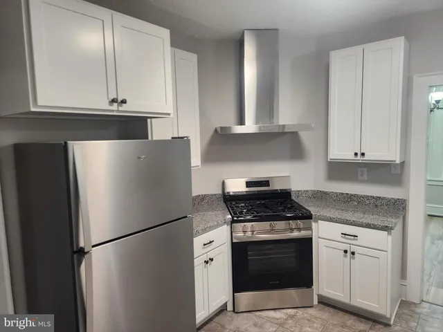 an empty room with closet and mirror