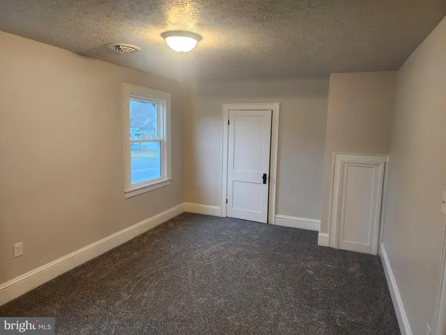 a view of yard with tree