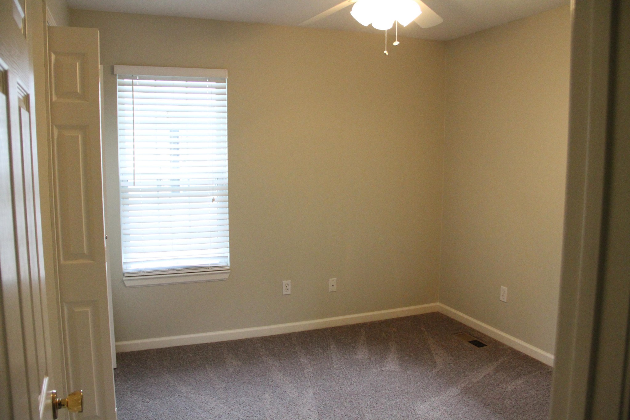 61612 Steekee Road Loudon, TN 37774 - Photo 13 of 23 a room that has a window in it