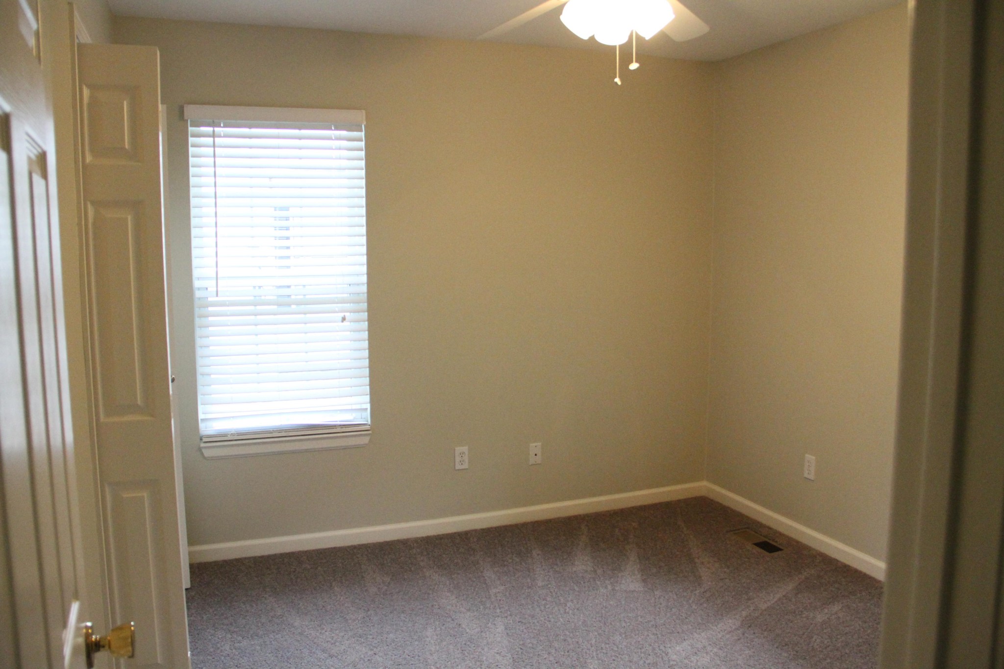 61612 Steekee Road Loudon, TN 37774 - Photo 14 of 23 a room that has a window in it