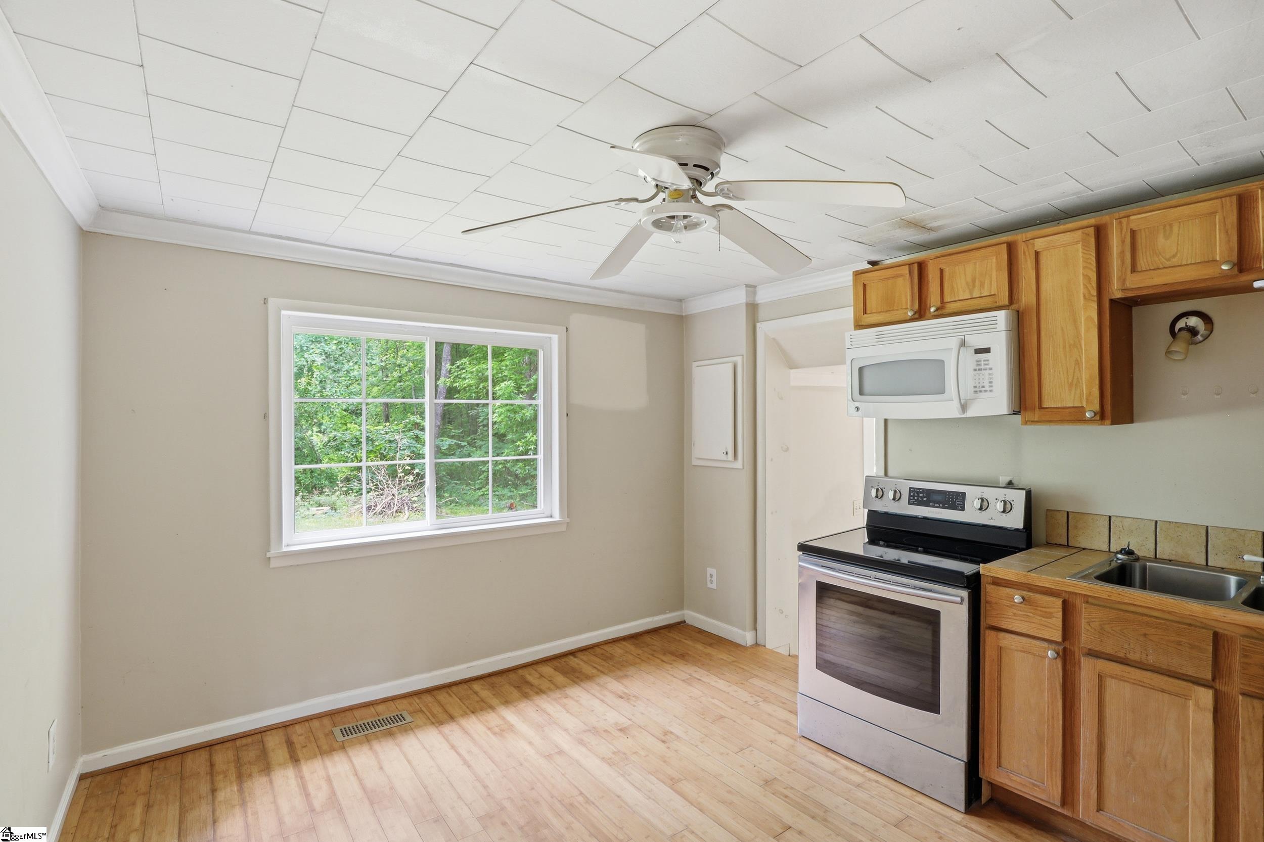 231 State Rd S-42-2985 Landrum, SC 29356 - Photo 5 of 30