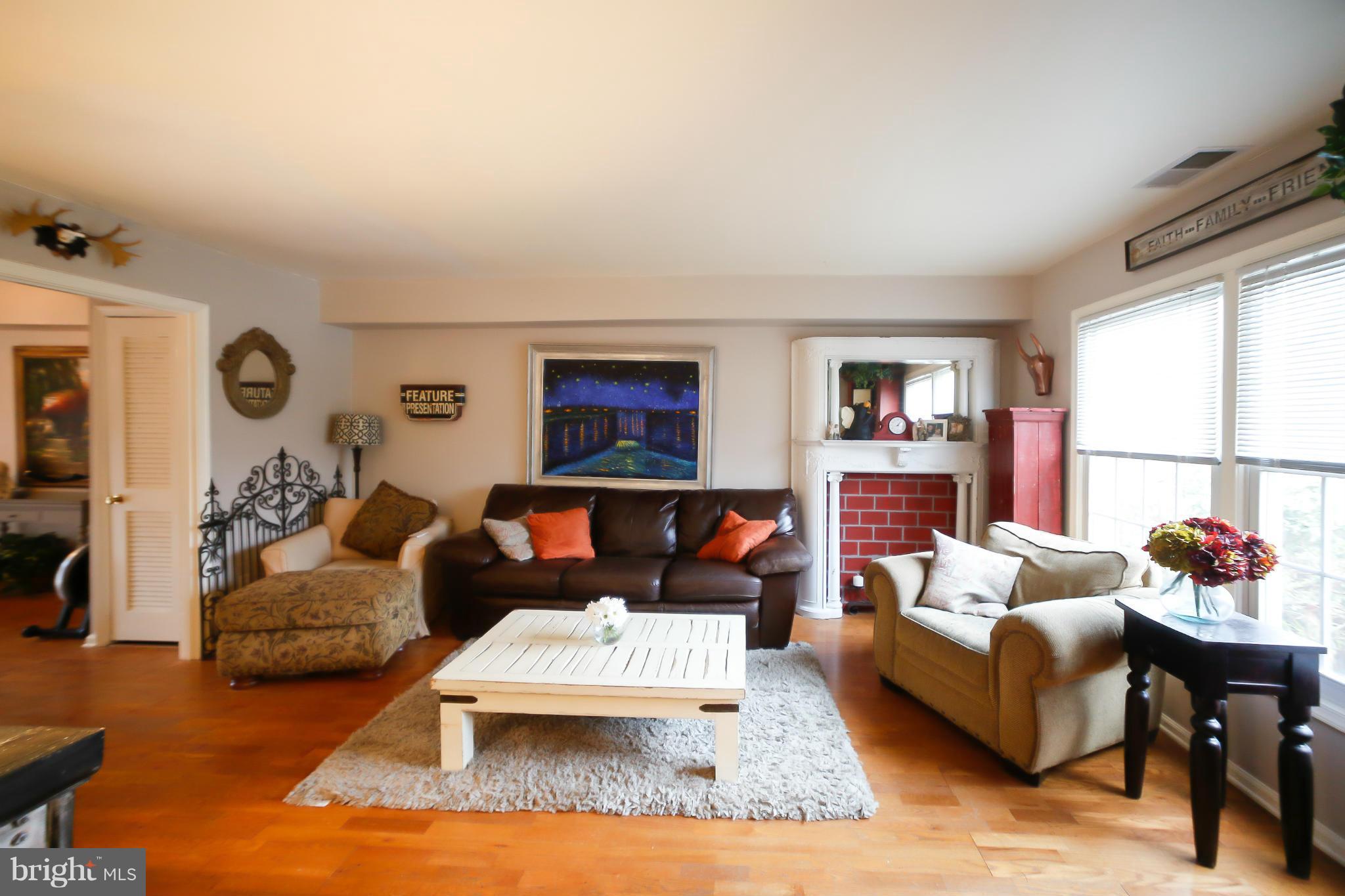8113 Kingsview Court, Unit 207 Springfield, VA 22152 - Photo 8 of 28 Living Room