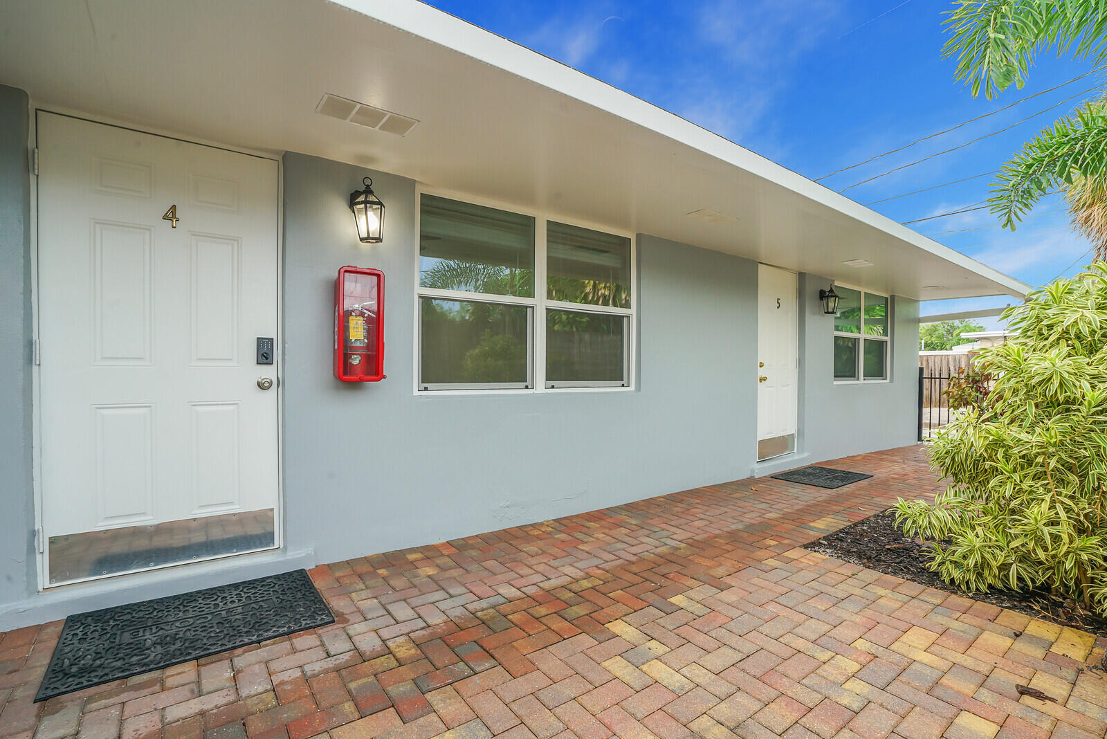 914 North Federal Highway, Unit 4 Lake Worth Beach, FL 33460 - Photo 17 of 18 a view of a house with a potted plant