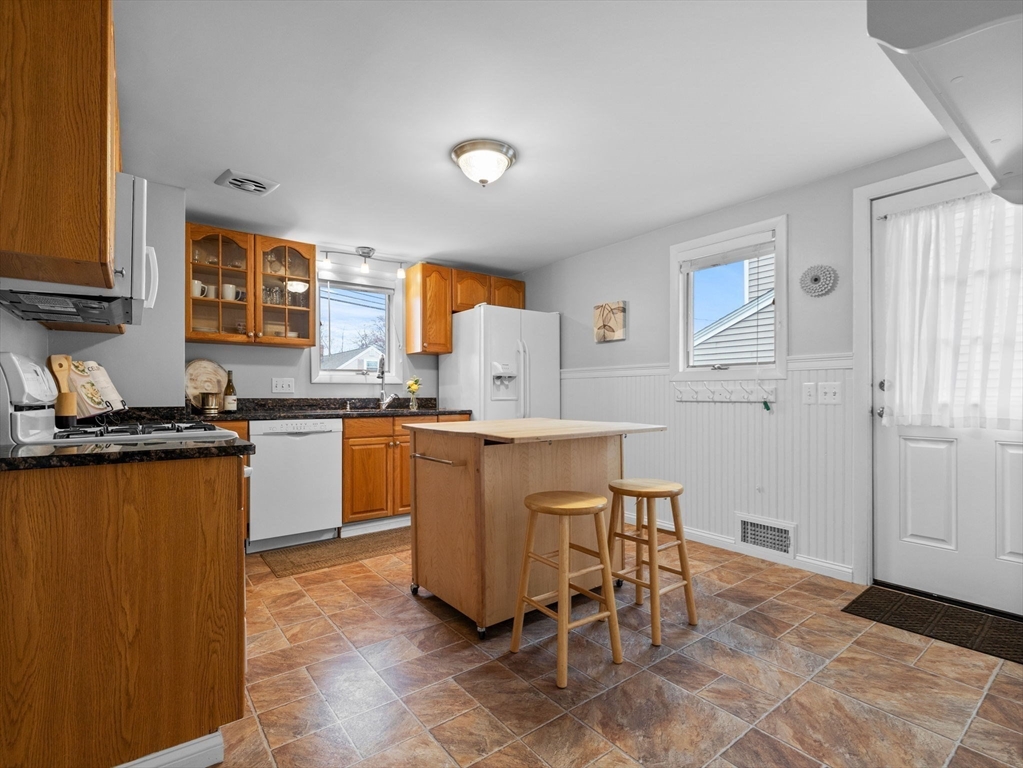 88 Lakeview Terrace Waltham, MA 02451 - Photo 4 of 14 Gallery Image 4