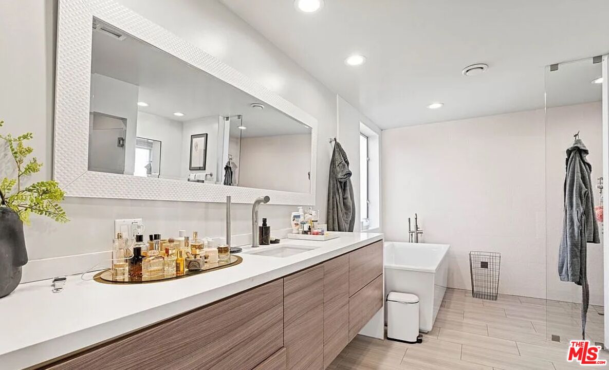 615 6th Avenue, Unit 1/2 Venice, CA 90291 - Photo 13 of 44 a bathroom with a sink and a large mirror