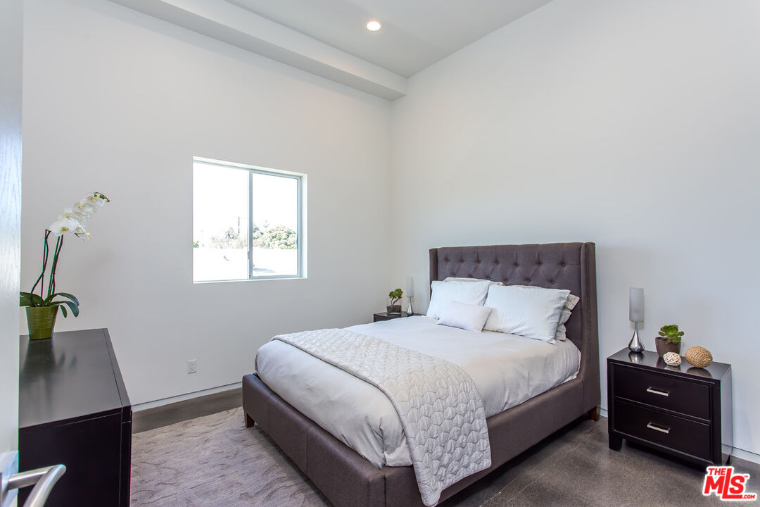 615 6th Avenue, Unit 1/2 Venice, CA 90291 - Photo 15 of 44 a bedroom with a bed and a window