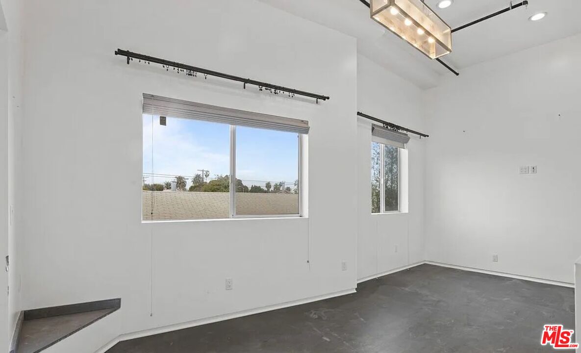 615 6th Avenue, Unit 1/2 Venice, CA 90291 - Photo 19 of 44 an empty room with a window