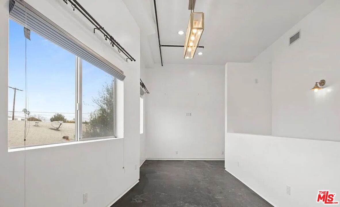 615 6th Avenue, Unit 1/2 Venice, CA 90291 - Photo 21 of 44 a view of an entryway