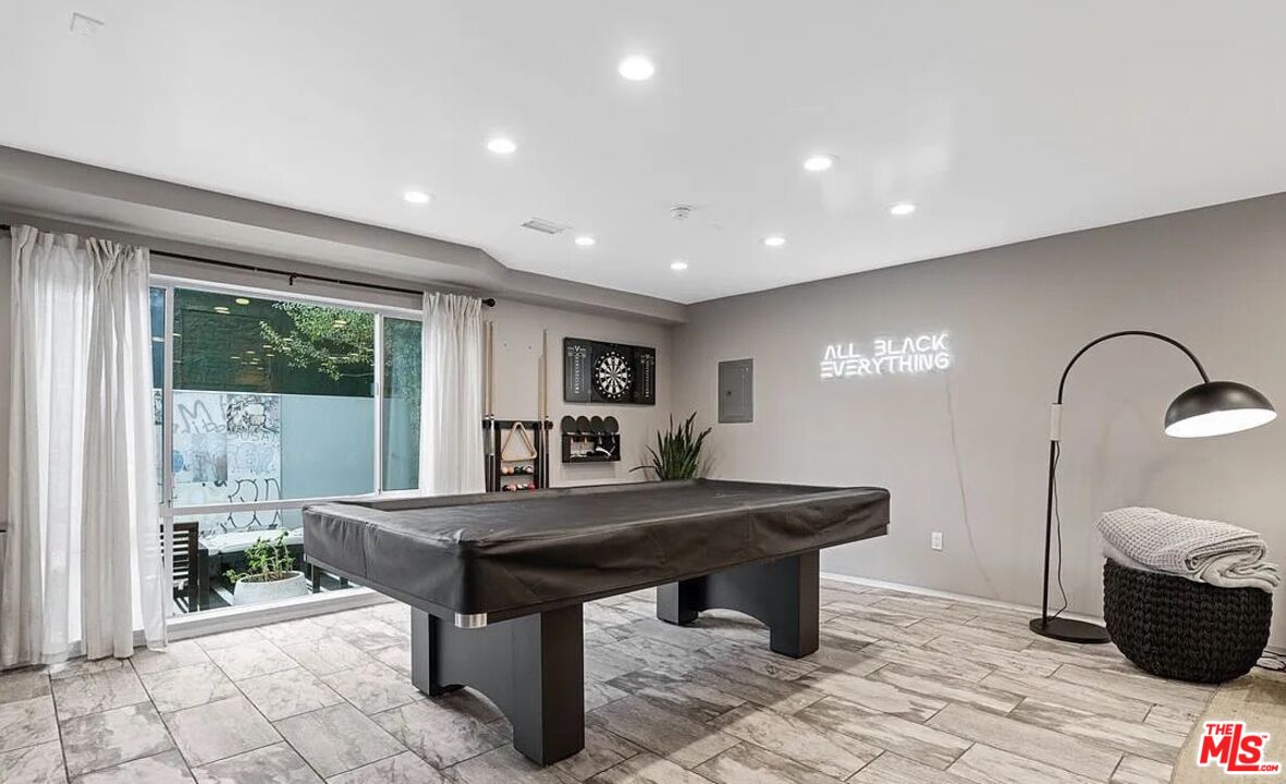 615 6th Avenue, Unit 1/2 Venice, CA 90291 - Photo 24 of 44 a room with furniture and window