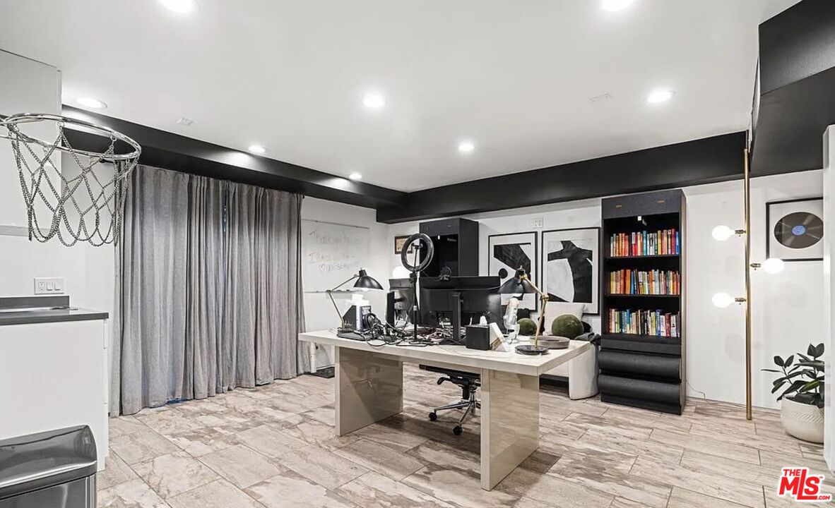 615 6th Avenue, Unit 1/2 Venice, CA 90291 - Photo 28 of 44 a living room with furniture