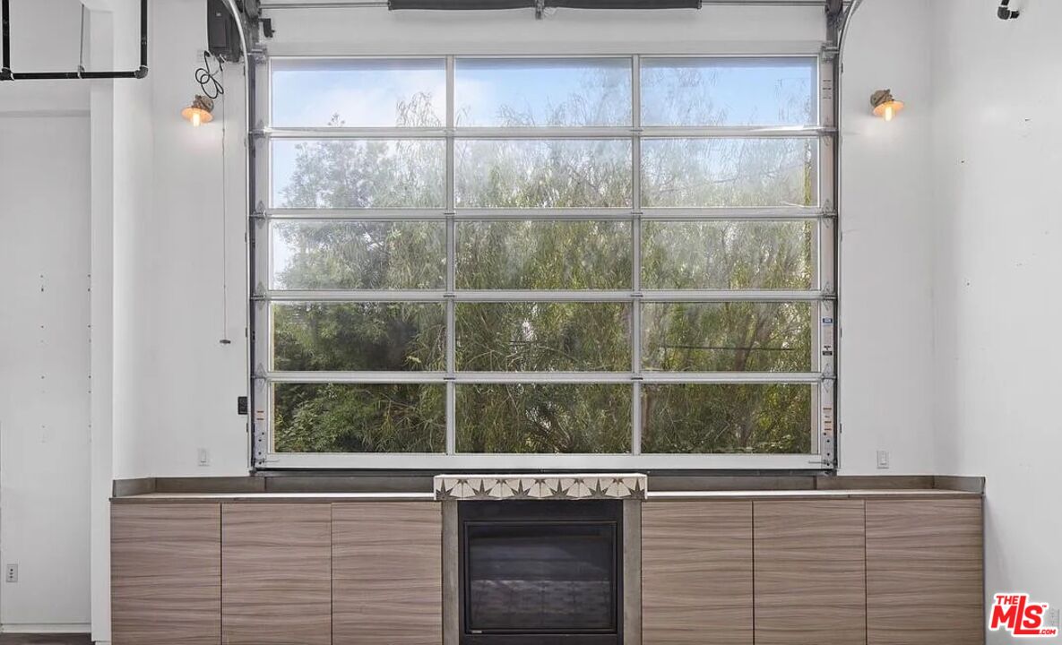 615 6th Avenue, Unit 1/2 Venice, CA 90291 - Photo 3 of 44 a view of a window