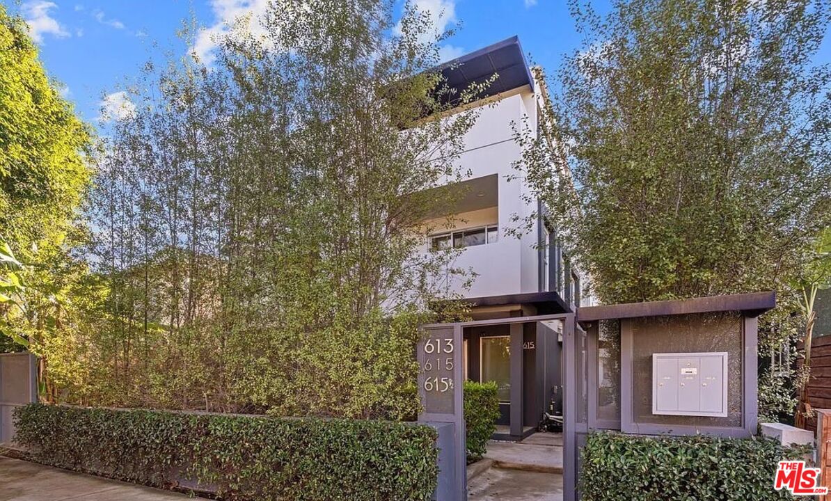 615 6th Avenue, Unit 1/2 Venice, CA 90291 - Photo 38 of 44 front view of a house with a tree
