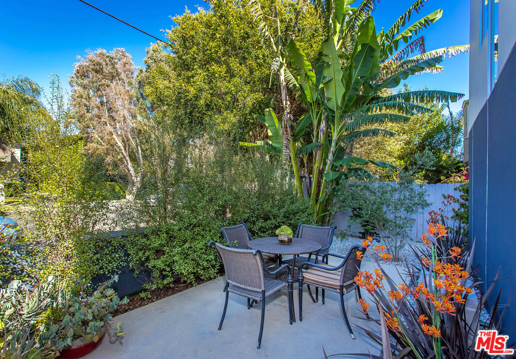 615 6th Avenue, Unit 1/2 Venice, CA 90291 - Photo 40 of 44 a backyard of a house with table and chairs