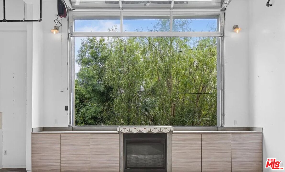 615 6th Avenue, Unit 1/2 Venice, CA 90291 - Photo 4 of 44 a view of a window