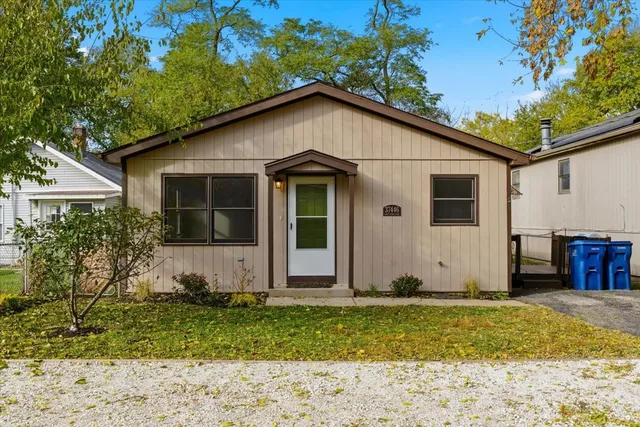 a view of a house with backyard
