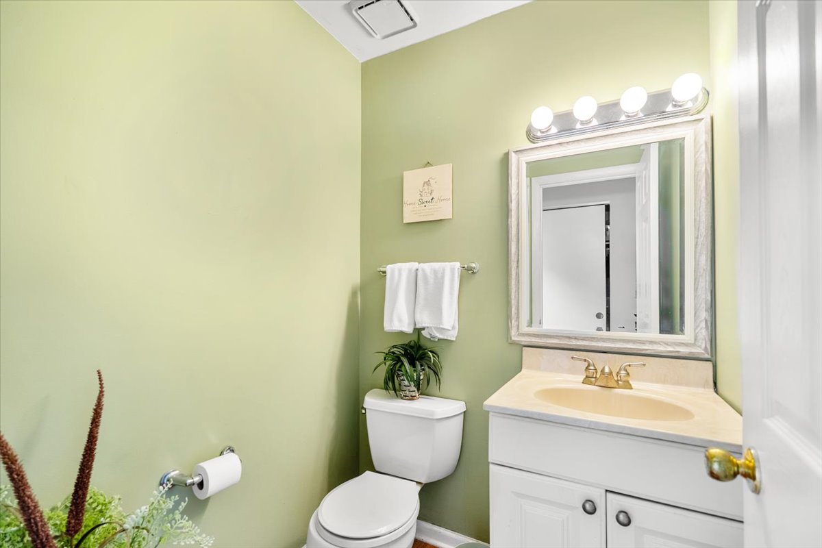 642 Dunham Road Gurnee, IL 60031 - Photo 15 of 33 a bathroom with a toilet a sink and mirror
