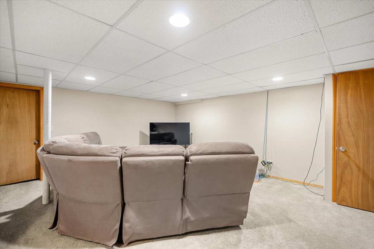 642 Dunham Road Gurnee, IL 60031 - Photo 16 of 33 a living room with furniture and a flat screen tv