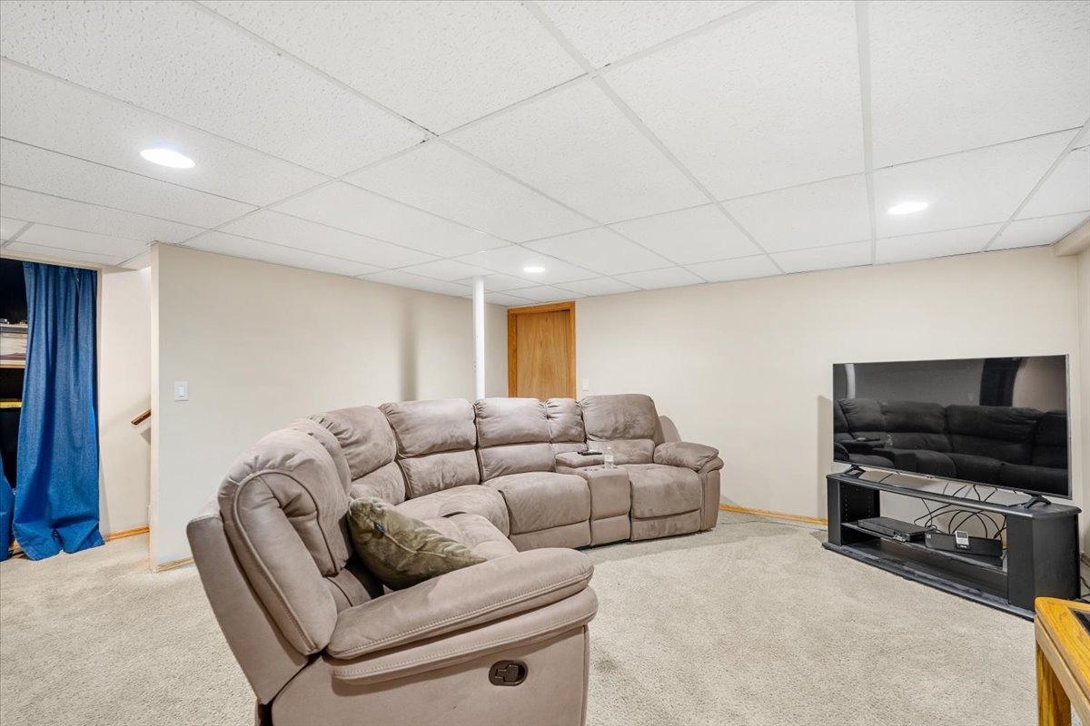 642 Dunham Road Gurnee, IL 60031 - Photo 17 of 33 a living room with furniture and a flat screen tv