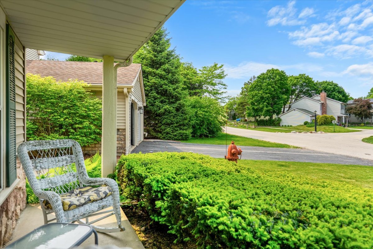 642 Dunham Road Gurnee, IL 60031 - Photo 25 of 33 a garden view with a seating space