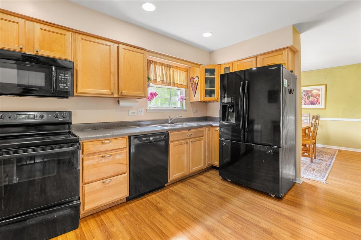 642 Dunham Road Gurnee, IL 60031 - Photo 4 of 33 a kitchen with a refrigerator stove and microwave