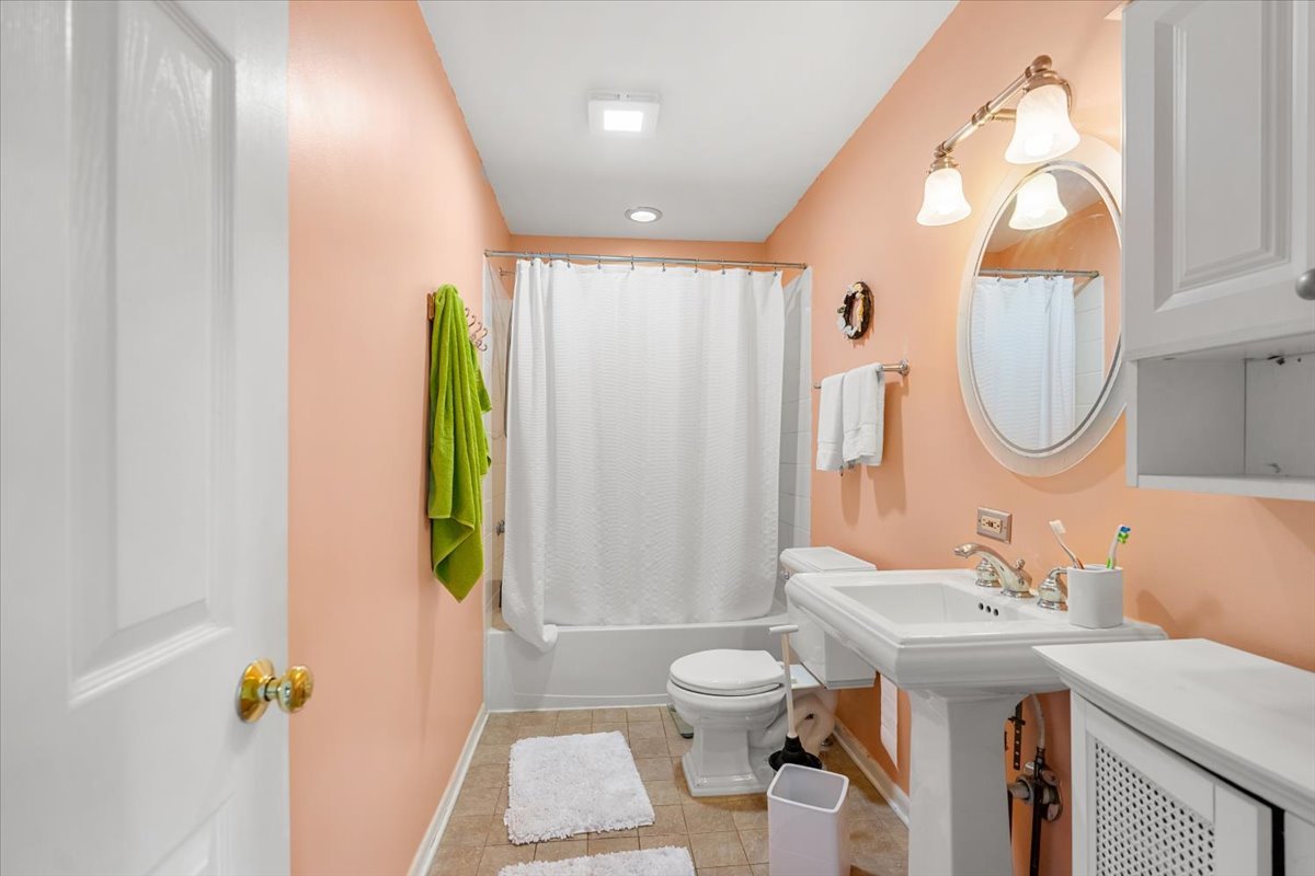 642 Dunham Road Gurnee, IL 60031 - Photo 10 of 33 a bathroom with a sink toilet and a mirror
