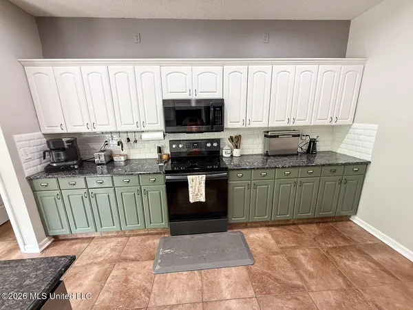 $495,000 | 695 Swinnea Lake Drive, Southaven, MS 38672