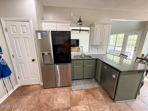 $495,000 | 695 Swinnea Lake Drive, Southaven, MS 38672