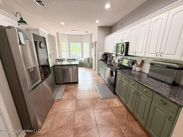 $495,000 | 695 Swinnea Lake Drive, Southaven, MS 38672