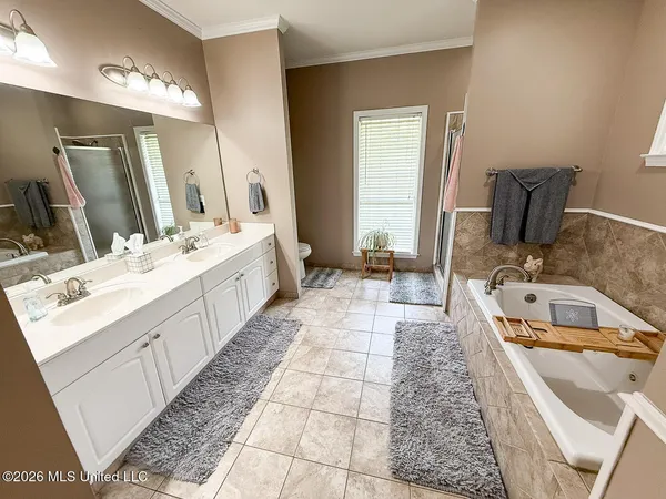 $495,000 | 695 Swinnea Lake Drive, Southaven, MS 38672