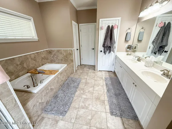 $495,000 | 695 Swinnea Lake Drive, Southaven, MS 38672