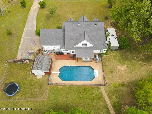 $495,000 | 695 Swinnea Lake Drive, Southaven, MS 38672