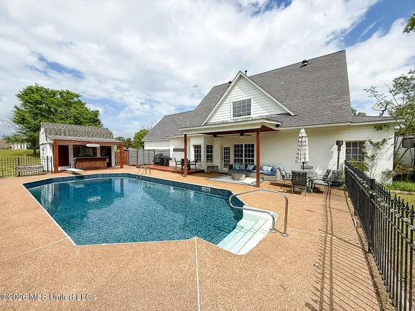 $495,000 | 695 Swinnea Lake Drive, Southaven, MS 38672